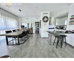 VILLA  DE LUJO EN TORREVIEJA, PRIMERA LINEA DE MAR.