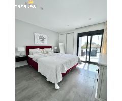 VILLA  DE LUJO EN TORREVIEJA, PRIMERA LINEA DE MAR.