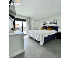 VILLA  DE LUJO EN TORREVIEJA, PRIMERA LINEA DE MAR.