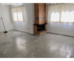 BONITO ADOSADO DE TRES DORMITORIOS EN TORREBLANCA BAJA