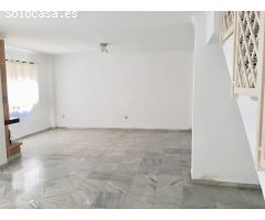 BONITO ADOSADO DE TRES DORMITORIOS EN TORREBLANCA BAJA
