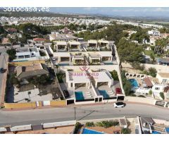Chalets de obra nueva de una planta con piscina privada en Torrevieja