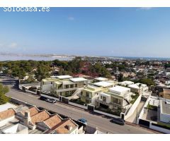 Chalets de obra nueva de una planta con piscina privada en Torrevieja