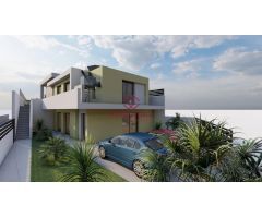 Chalets de obra nueva de una planta con piscina privada en Torrevieja