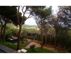 Villa con hermosas vistas al mar y a la montaña