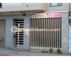 LOCAL ESQUINA , CON ESCAPARATES UNA CALLE