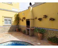 SE VENDE CASA CON PISCINA