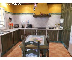 SE VENDE CASA CON PISCINA