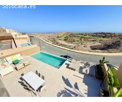 Villa de lujo de 3 dormitorios con piscina y vistas de encanto al mar en Salobre Golf