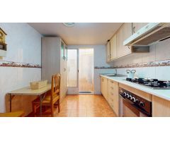 Fantástica vivienda con plaza de garaje y trastero muy cerca de la playa.