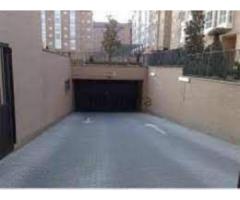 Garaje.PAU Carabanchel .Al lado Metro La Peseta.Coche grande.Seguridad 24 h.
