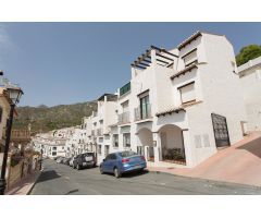 Lentegí.Casa adosada con dos plantas. 2 dormitorios. Baño y 2 aseos. Terraza. Parking