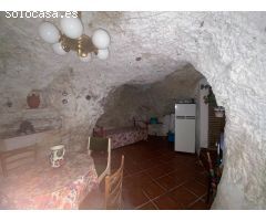 CASA CON CUEVA EN FRAILES
