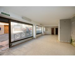 Espectacular edificio a 3 calles con vivienda y locales comerciales en pleno centro de Alhama de Gr