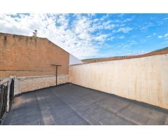 Casa en el centro del pueblo y bastante grande en buen estado de conservación para entrar a vivir.