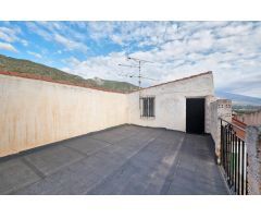 Casa en el centro del pueblo y bastante grande en buen estado de conservación para entrar a vivir.