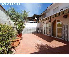 Impresionante Casa de 4 Habitaciones con Gran Patio y Garaje en una de las Mejores Zonas de Santa Fe