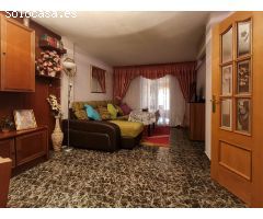 Impresionante Casa de 4 Habitaciones con Gran Patio y Garaje en una de las Mejores Zonas de Santa Fe