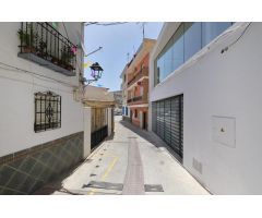 Edificio en venta con 2 viviendas independientes, bar y discoteca.