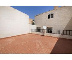 Edificio en venta con 2 viviendas independientes, bar y discoteca.