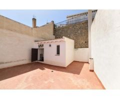 Edificio en venta con 2 viviendas independientes, bar y discoteca.