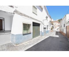 Garaje con almacén en el centro del pueblo. A precio de risa