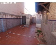 Vivienda 3 dormitorios buena zona con patio y terraza !
