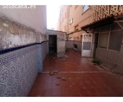 Vivienda 3 dormitorios buena zona con patio y terraza !