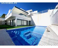 VILLA CON 8 DORMITORIOS, 8 BAÑOS Y PISCINA PRIVADA EN SAN MIGUEL DE SALINAS. Propiedad exclusiva en
