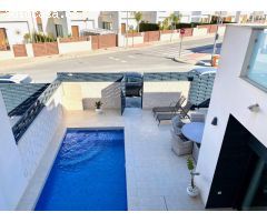 VILLA NUEVA CON PISCINA PRIVADA EN BENIJOFAR.  Propiedad exclusiva en urbanización de lujo.