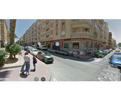 LOCAL EN CALLE CABALLERO DE RODAS EN TORREVIEJA. PROPIEDAD EN ESQUINA EN LA CALLE PRINCIPAL Y COMERC