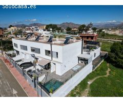 ¡Oportunidad única en Bigastro! Villa pareada con piscina privada en Sector D6