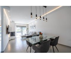 ¡Oportunidad única en Bigastro! Villa pareada con piscina privada en Sector D6