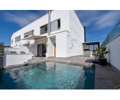¡Oportunidad única en Bigastro! Villa pareada con piscina privada en Sector D6