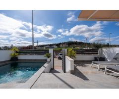 ¡Oportunidad única en Bigastro! Villa pareada con piscina privada en Sector D6
