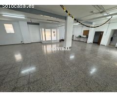 Local comercial de dos plantas con terraza privada en Plaza San Isidro