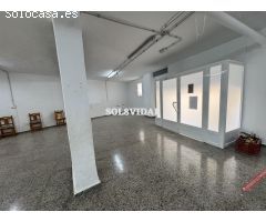 Local comercial de dos plantas con terraza privada en Plaza San Isidro