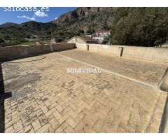 Local comercial de dos plantas con terraza privada en Plaza San Isidro