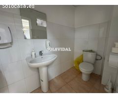 Local comercial de dos plantas con terraza privada en Plaza San Isidro