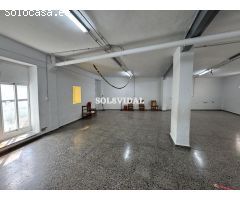 Local comercial de dos plantas con terraza privada en Plaza San Isidro