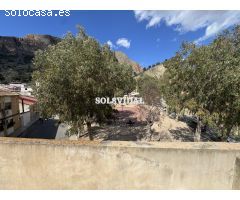 Local comercial de dos plantas con terraza privada en Plaza San Isidro