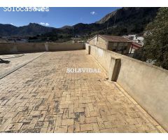 Local comercial de dos plantas con terraza privada en Plaza San Isidro