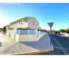 BENIJOFAR. CHALET TIPO TRIPLEX CON PISCINA COMUNITARIA. Preciosa vivienda con mucha iluminación, dos