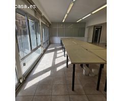 Despacho luminoso y diáfano en el centro