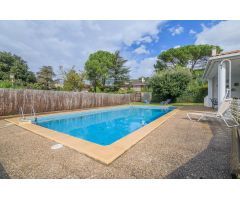 Parcela con piscina y edificación anexa