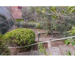 Un refugio en el centro de Manresa: jardín, piscina y espacio para todo lo que te hace feliz