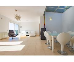 Casa con carácter, vistas a la montaña y piscina privada en Olivella