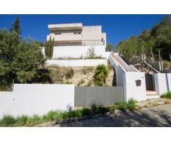 Casa con carácter, vistas a la montaña y piscina privada en Olivella