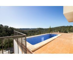 Casa con carácter, vistas a la montaña y piscina privada en Olivella