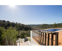 Casa con carácter, vistas a la montaña y piscina privada en Olivella